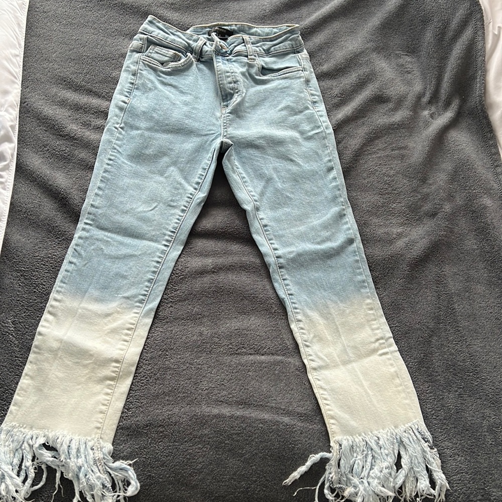 Forever 21 frayed detailed jeans